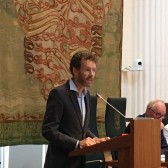 Michel Klein achter spreekgestoelte