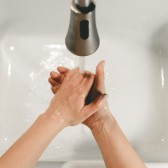 Handen wassen van bovenaf.jpg